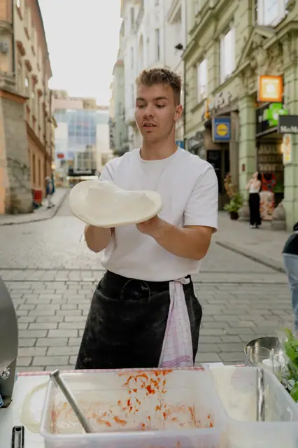 Pizzaiolo Adam natahuje těsto přímo na ulici v centru Brna