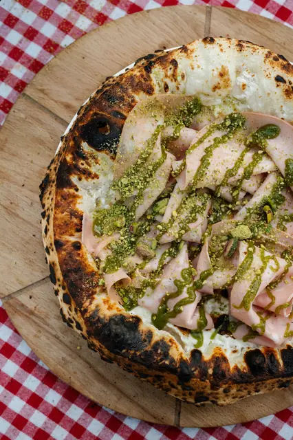 Pizza s mortadelou a pistáciovým pestem, pohled shora