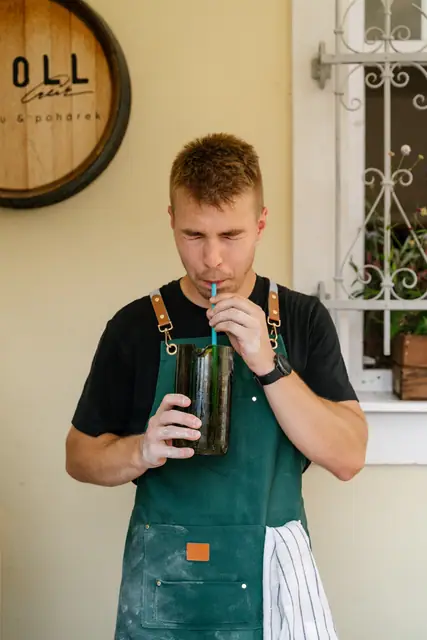 Pizzaiolo Adam s drinkem před kavárnou Knoll