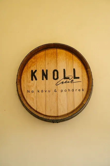 Dřevěná cedule kavárny Knoll — na kávu & pohárek