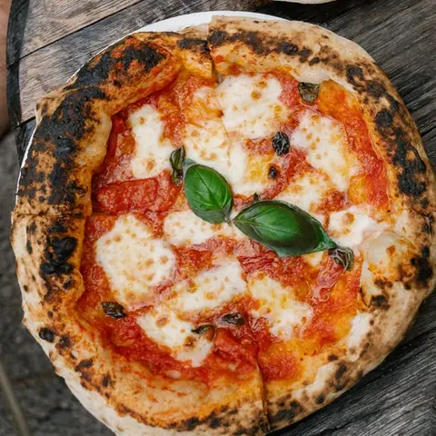 Margherita s mozzarellou fior di latte a bazalkou, pohled shora