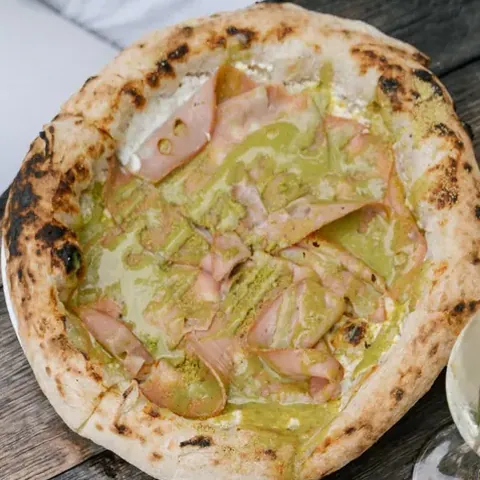 Bílá pizza s mortadelou a pistáciovým pestem, pohled shora