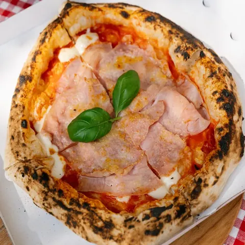 Pizza s prosciutto cotto a lístky bazalky, pohled shora